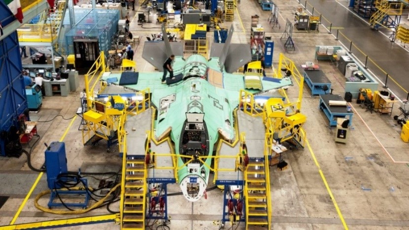 ロッキードマーティン社のF-35組み立て工場@テキサス州フォートワース(2022年4月)(写真：Lockheed Martin/DVIDS)