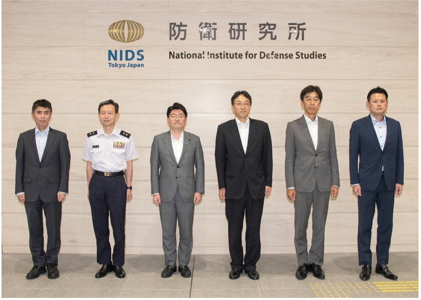 鬼木防衛副大臣 防衛研究所を視察