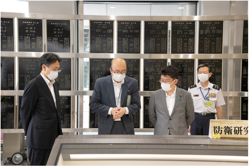 鬼木防衛副大臣 防衛研究所を視察
