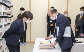 小野田防衛大臣政務官 防衛研究所を視察