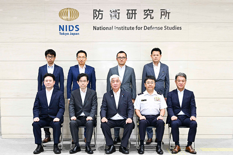 中谷防衛大臣 防衛研究所を視察