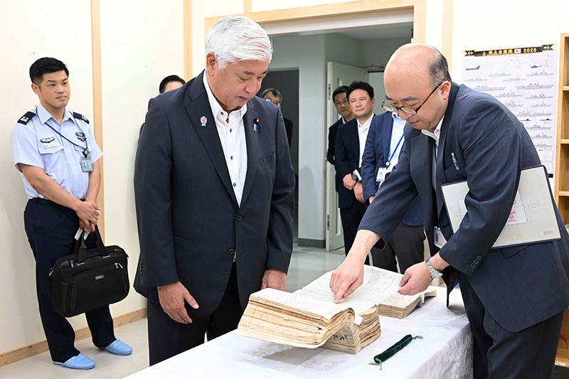 中谷防衛大臣 防衛研究所を視察