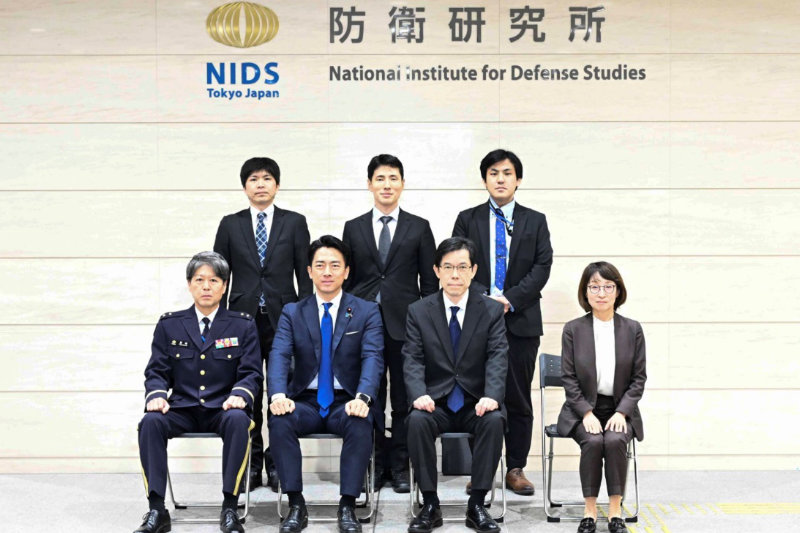 小泉防衛大臣　防衛研究所を視察