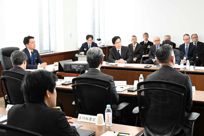 小泉防衛大臣　防衛研究所を視察