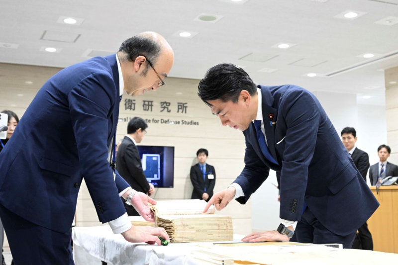 小泉防衛大臣　防衛研究所を視察