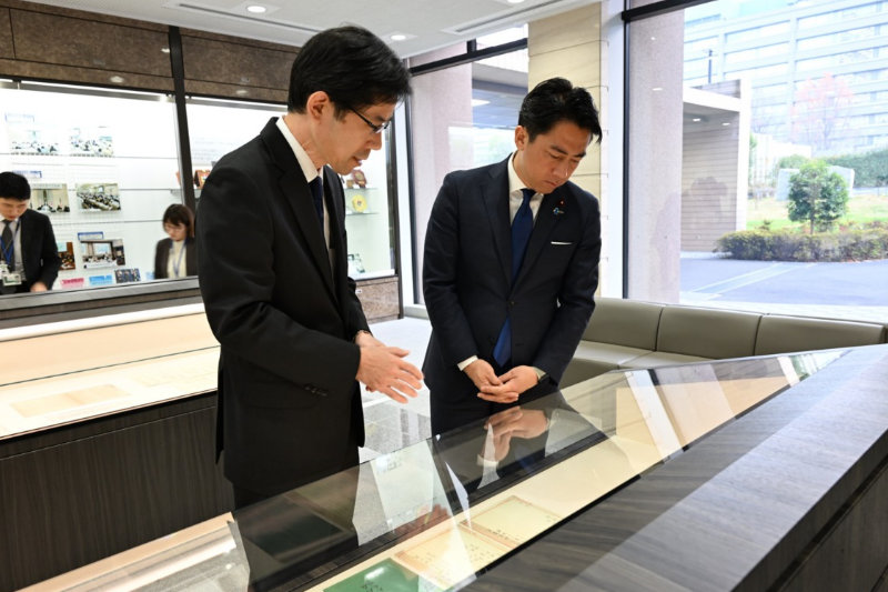 小泉防衛大臣　防衛研究所を視察