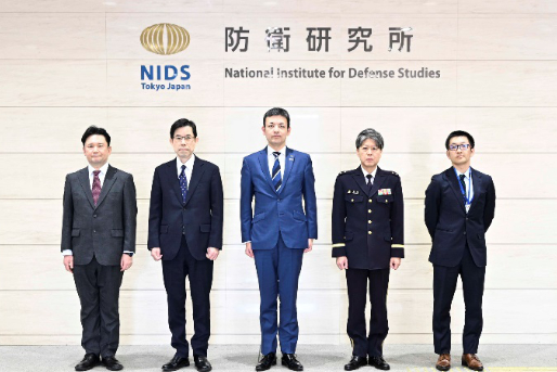 吉田防衛大臣政務官　防衛研究所を視察