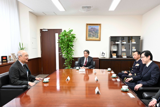 久保防衛大学校長　防衛研究所を視察