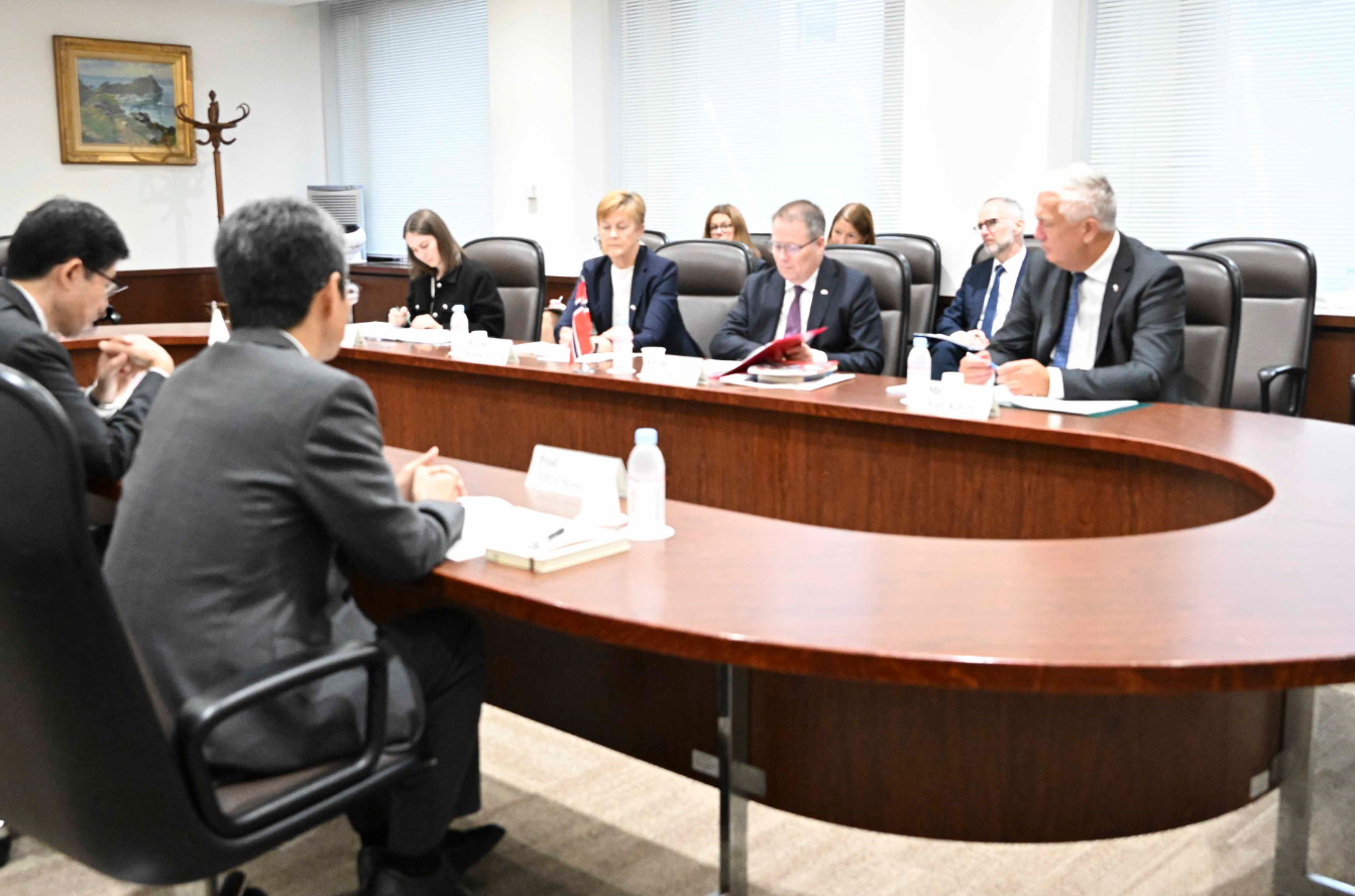 Visit by H. E. Mr. Bjørn Arild GRAM, the Minister of Defence of Norway.