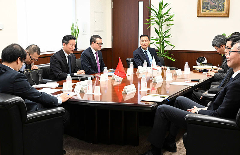 Visit by Dr. Nguyen Hung Son, the Acting President of the Diplomatic Academy of Vietnam, and his delegation.