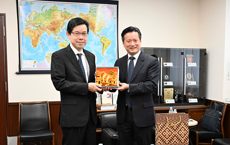 Visit by Dr. Nguyen Hung Son, the Acting President of the Diplomatic Academy of Vietnam, and his delegation.