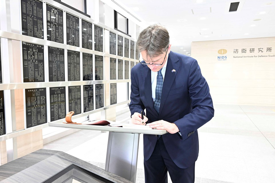 Visit by H.E. Mr. Justin Hayhurst, Ambassador Extraordinary and Plenipotentiary of the Commonwealth of Australia to Japan