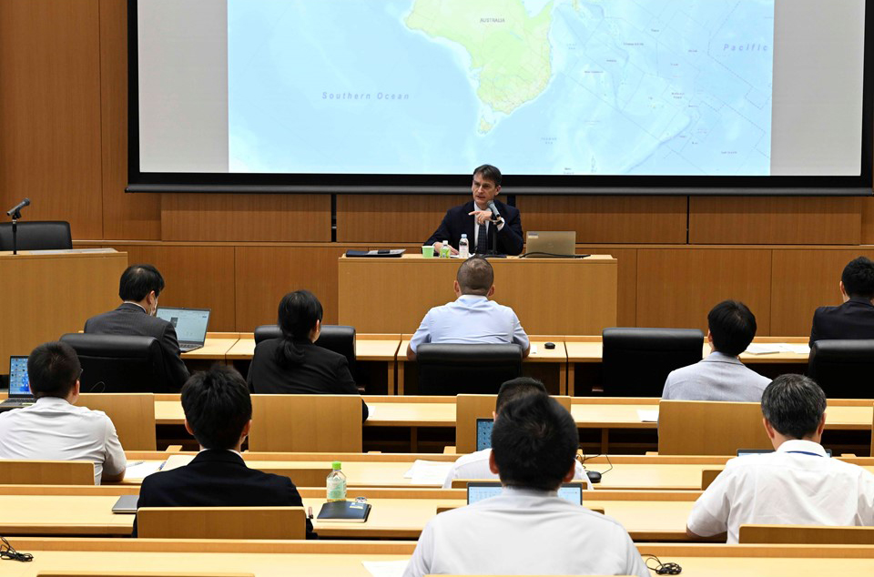 Visit by H.E. Mr. Justin Hayhurst, Ambassador Extraordinary and Plenipotentiary of the Commonwealth of Australia to Japan