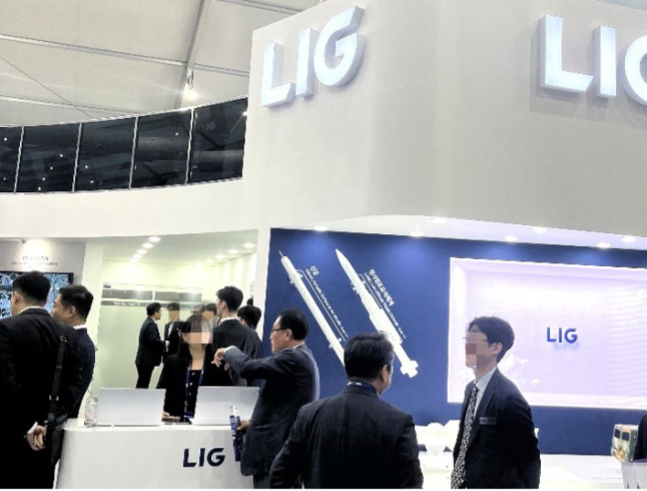 【写真2】展示場と説明員の様子