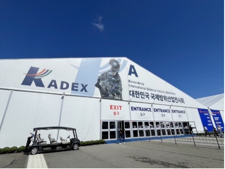 【写真３】メイン展示場のテント