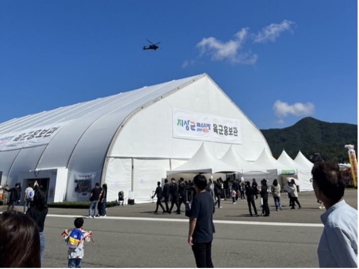 【写真４】子供向け展示などが行われていたテント