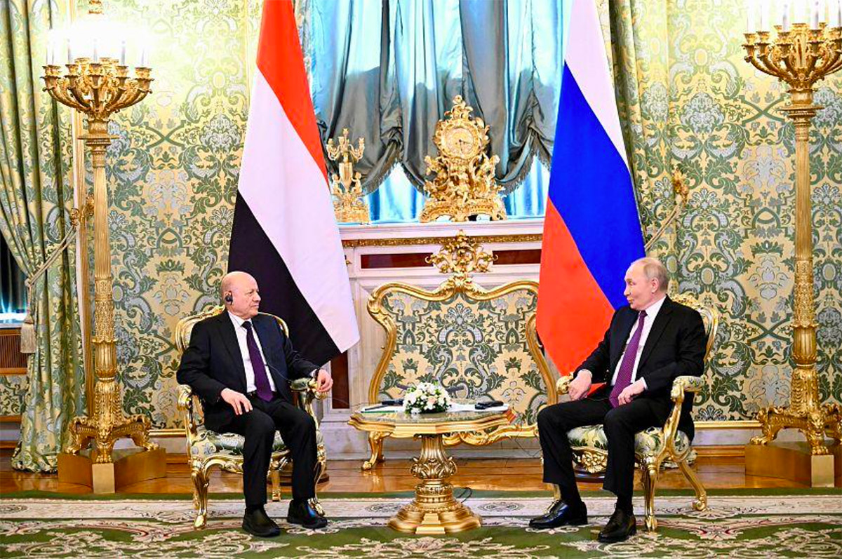 アリーミーとの会談に臨むプーチンの写真