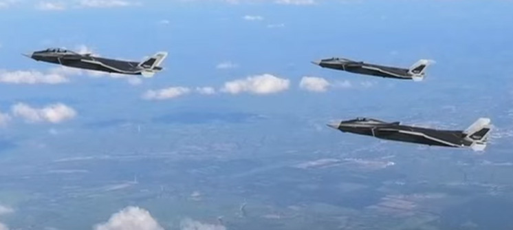 空中パレードに向かうJ-20編隊、先頭は複座型J-20Sの写真